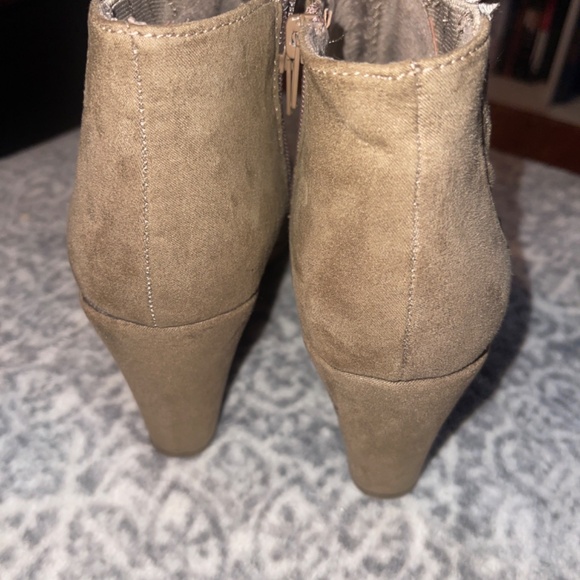 Rampage Tan Wedge Side Zip Ankle Boots / Booties Size 8 - Picture 3 of 8
